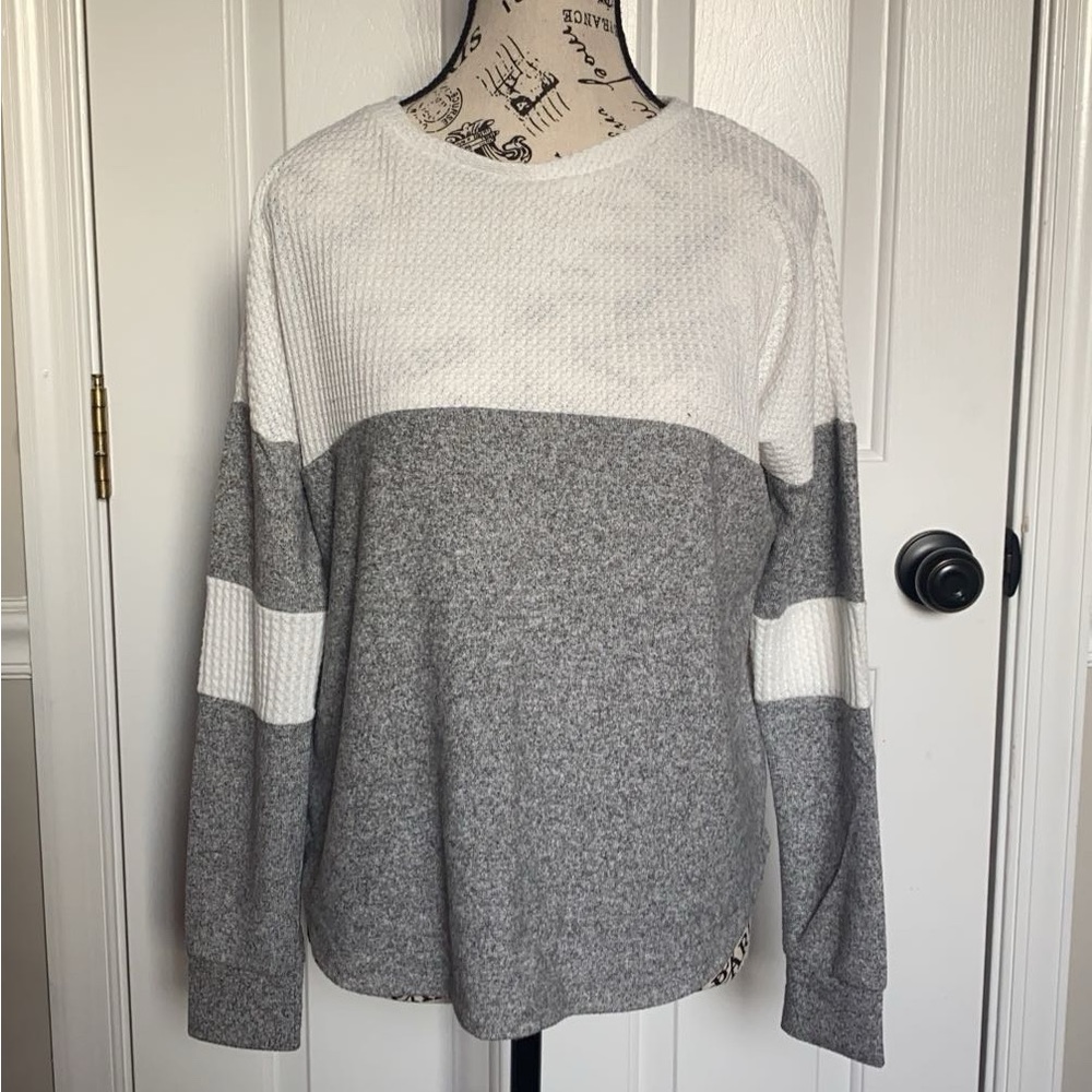 Women’s Jun Ivy Grey And White Sweater Size Small